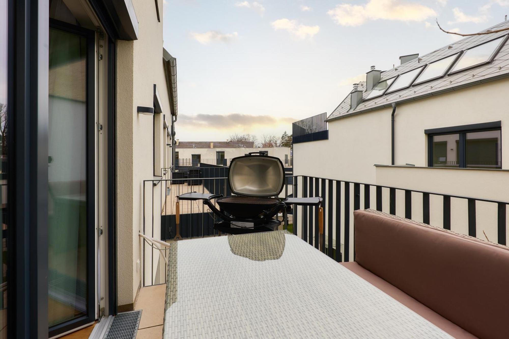 Symphony - Garden, Terrace And Grill