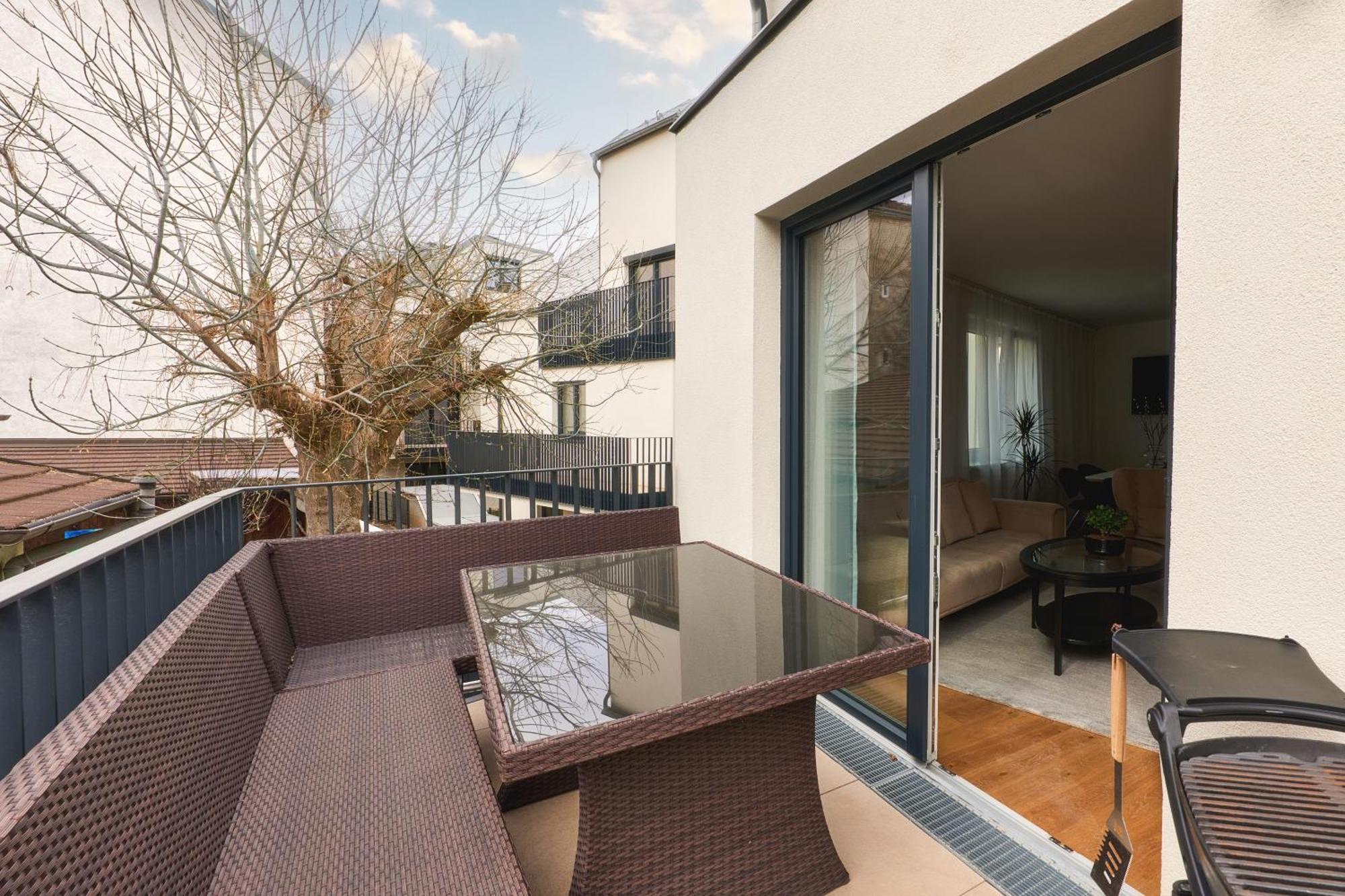 Symphony - Garden, Terrace And Grill