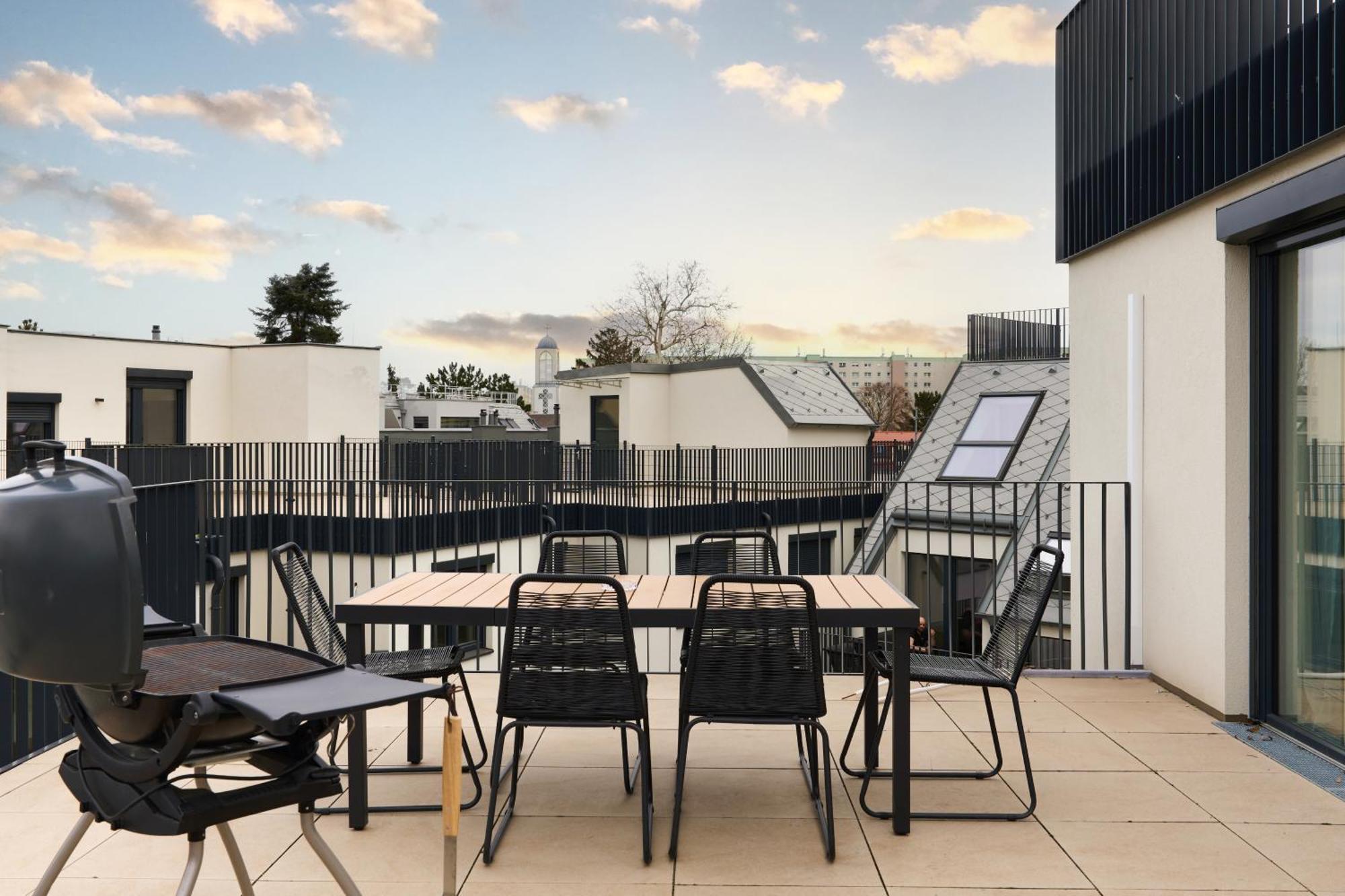 Symphony - Garden, Terrace And Grill *