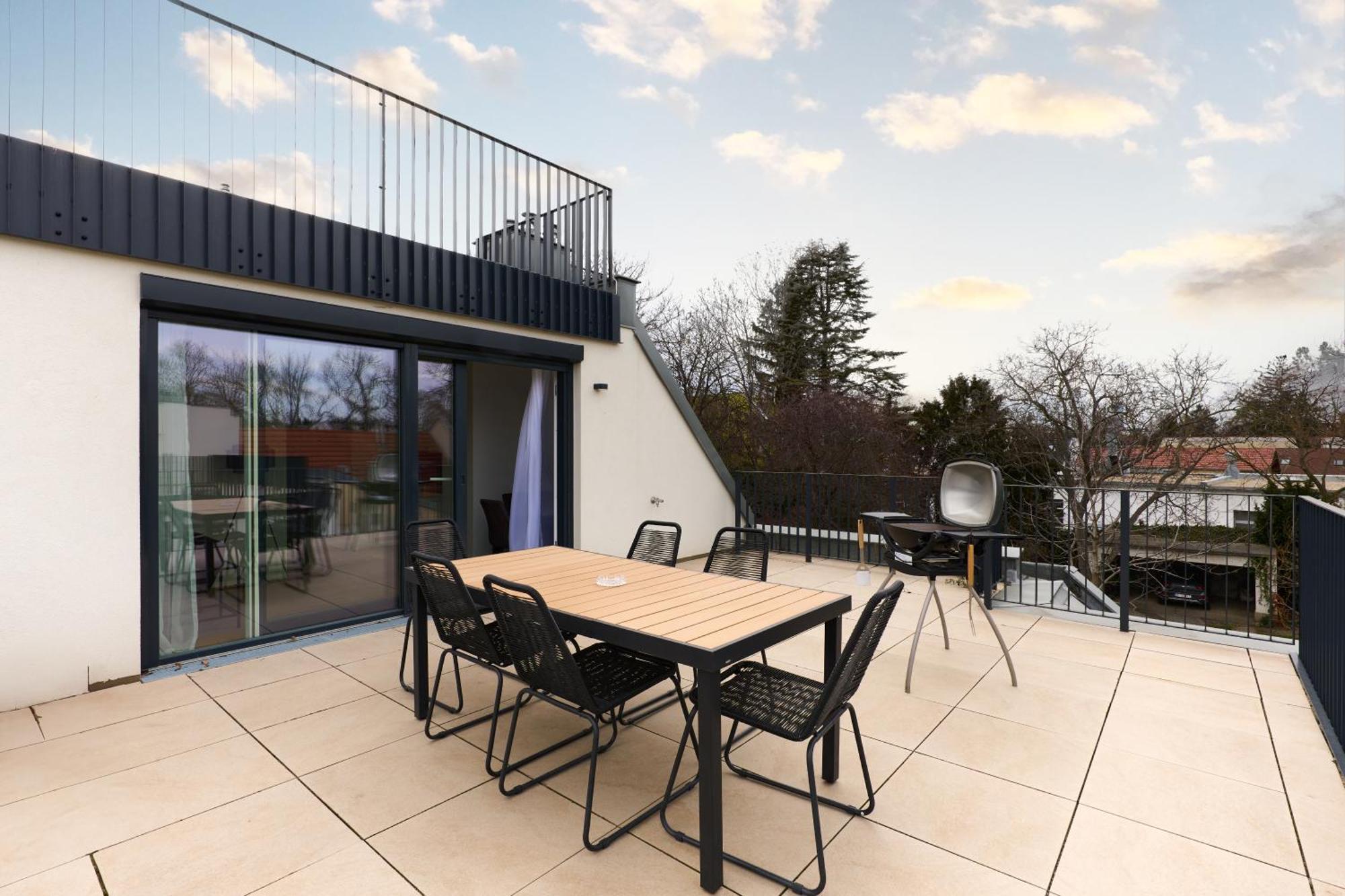 Symphony - Garden, Terrace And Grill
